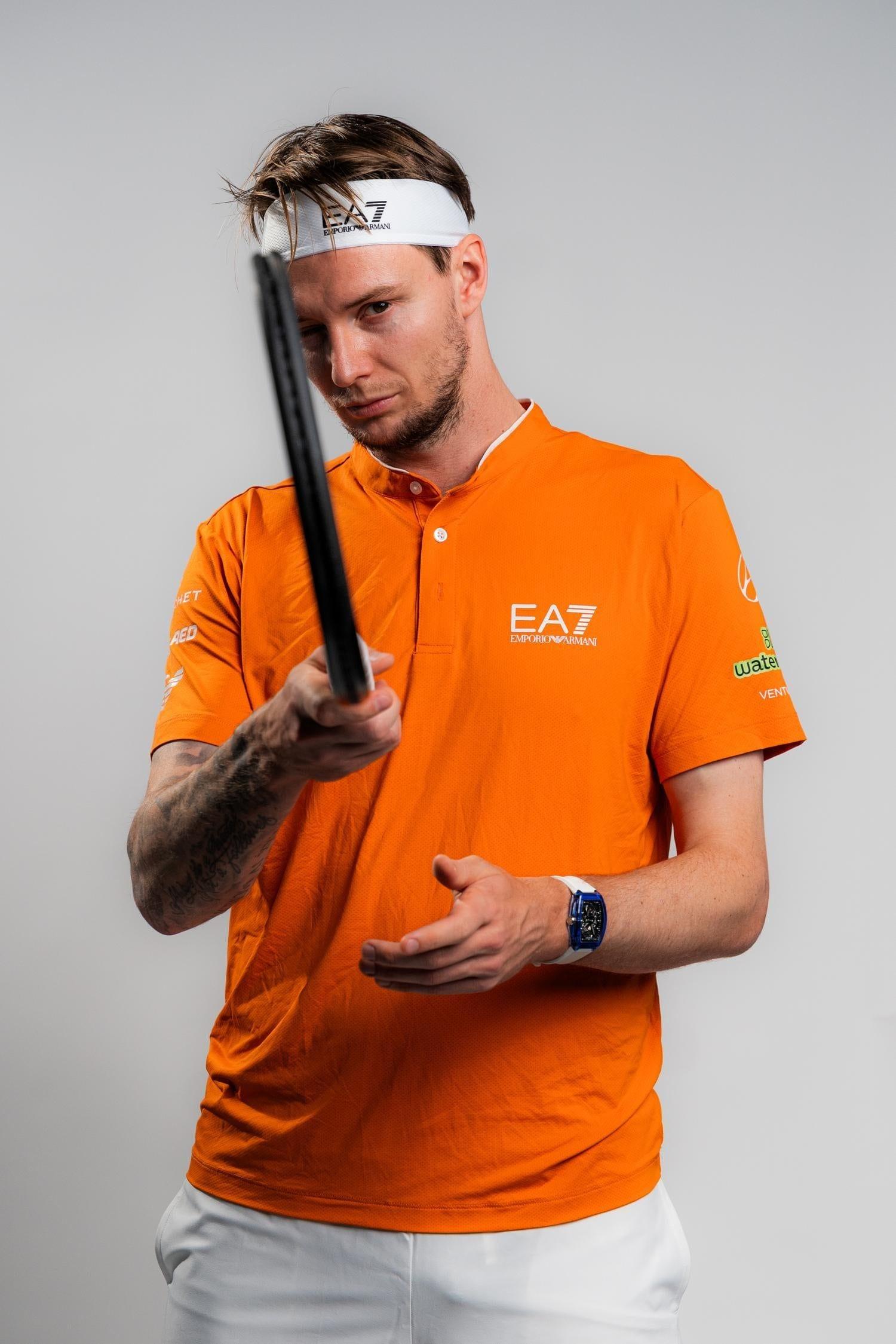 Alexander Bublik holding a Diadem racket